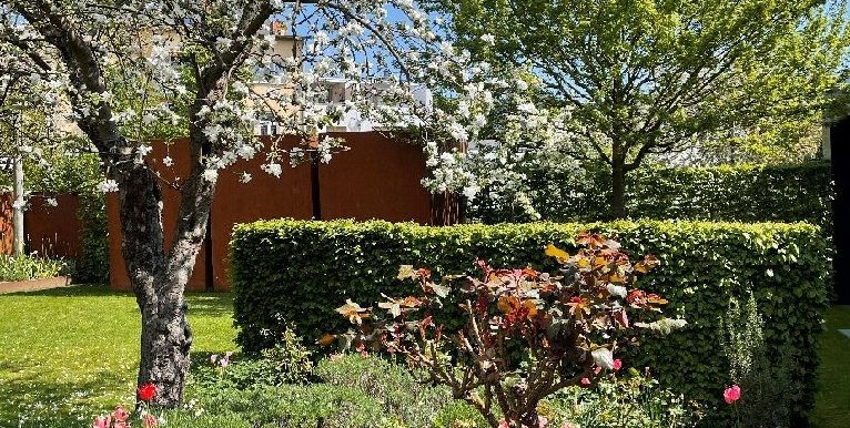 Herrlicher Garten mit blühende Solitärplanzen