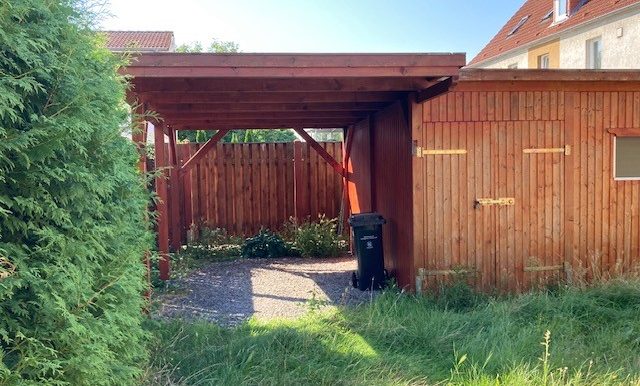 Carport mit Abstellschuppen