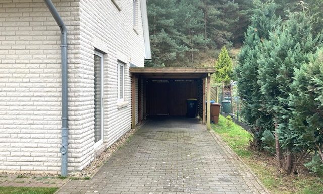 Zufahrt zum Carport